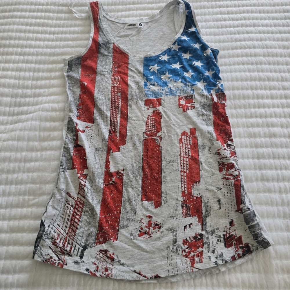 Sinsay Women's Red, Blue, and White Graphic Tank Top